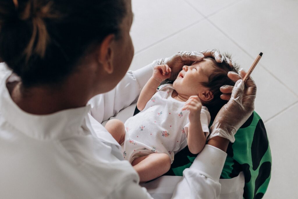 Pediatra examinando recém-nascido logo após o nascimento